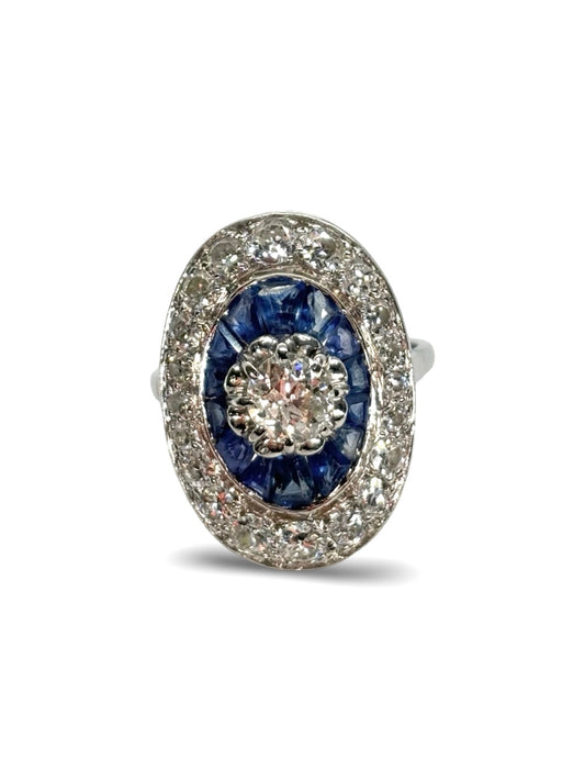 Bague ancienne en or blanc ornée de saphirs et de diamants totalisant 1,6 carat. Ce bijou raffiné allie l’élégance intemporelle de l’or blanc à l’éclat des diamants et la profondeur du bleu des saphirs. Parfaite pour une occasion spéciale ou pour compléter une collection de joaillerie vintage, elle incarne luxe et authenticité.