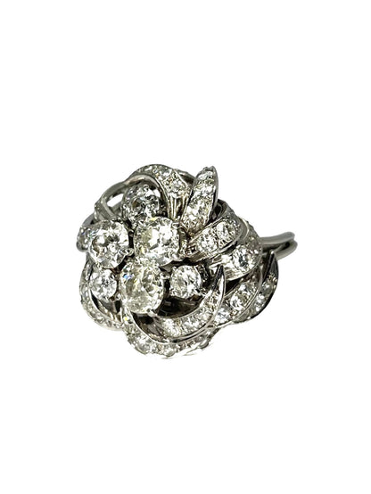 Somptueuse bague ancienne en or et platine, sublimée par 2,90 carats de diamants étincelants. Une pièce d’exception au style intemporel, mêlant le charme de l’ancien à l’éclat précieux du diamant. Bijou de caractère idéal pour une collection raffinée ou un moment inoubliable.