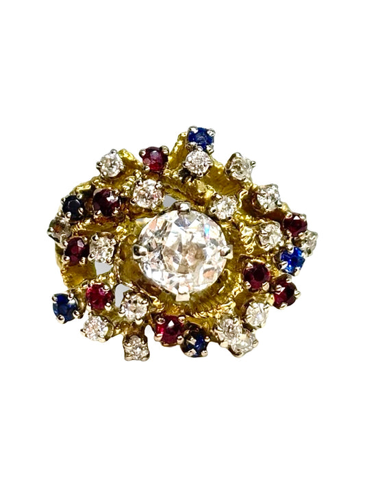 Bague ancienne en or jaune 18 carats sertie de diamants 1,40 ct, saphirs 0,20 ct et rubis 0,30 ct. Ce bijou de caractère séduit par son style vintage et son harmonie de pierres précieuses aux couleurs éclatantes. Idéale pour les amateurs de pièces uniques, elle apporte une touche d’élégance intemporelle et de raffinement à chaque tenue.
