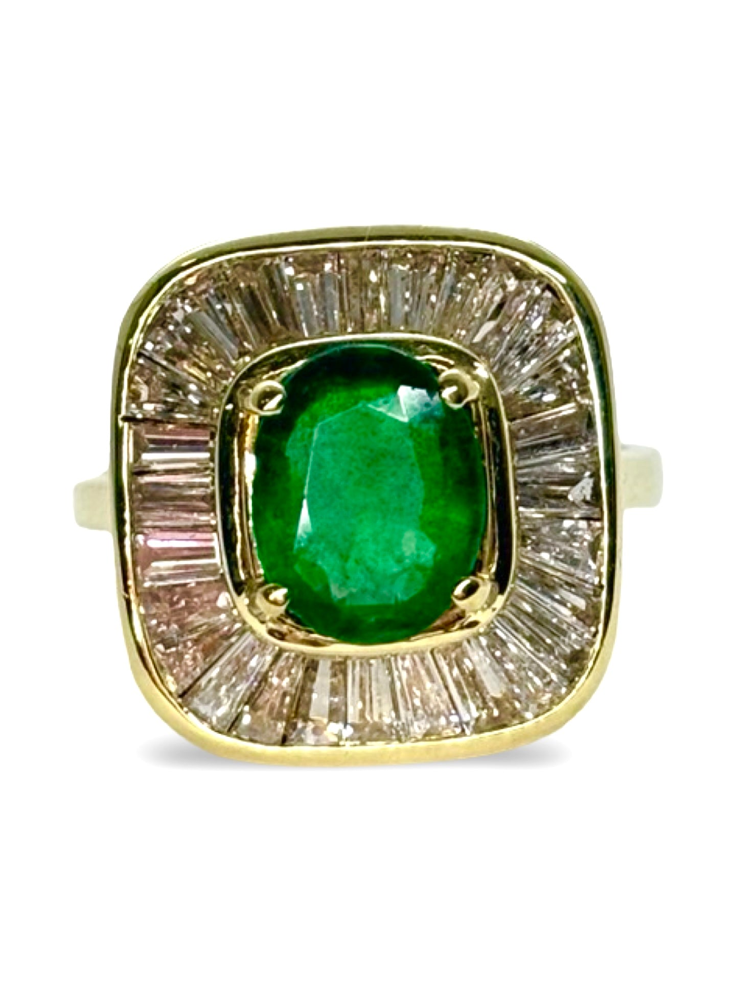 Bague ancienne en or jaune 18 carats sertie d’une émeraude de 1,5 carat et de diamants totalisant 0,80 carat. Ce bijou raffiné séduit par son style vintage, l’éclat profond de l’émeraude et la brillance délicate des diamants. Idéale pour sublimer une tenue ou enrichir une collection de joaillerie précieuse et élégante.