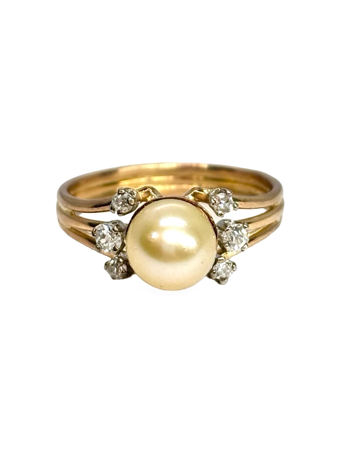 Bague ancienne en or jaune 18 carats mettant en valeur une élégante perle entourée de diamants totalisant 0,15 carat. Ce bijou de style vintage séduit par son raffinement intemporel, son éclat délicat et ses finitions soignées. Une bague ancienne idéale pour les amateurs de joaillerie de caractère, alliant la douceur de la perle à la brillance des diamants.
