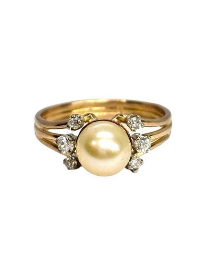 Bague ancienne en or jaune 18 carats mettant en valeur une élégante perle entourée de diamants totalisant 0,15 carat. Ce bijou de style vintage séduit par son raffinement intemporel, son éclat délicat et ses finitions soignées. Une bague ancienne idéale pour les amateurs de joaillerie de caractère, alliant la douceur de la perle à la brillance des diamants.
