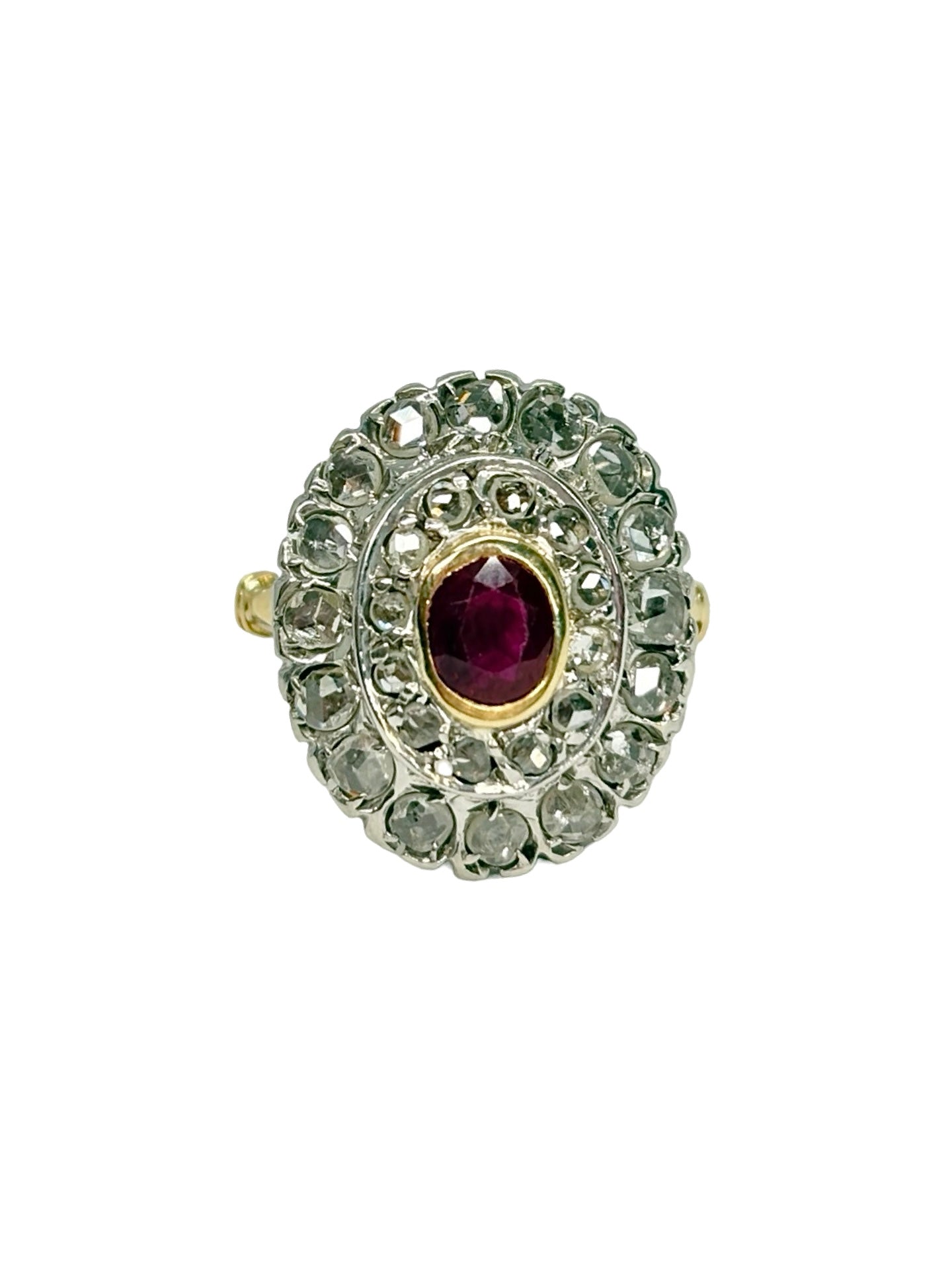 Bague ancienne en or jaune 18K (750/1000) sertie d'un rubis birman naturel d'environ 1 ct, accompagné de diamants naturels de taille rose. Cette bague vintage séduit par son élégance intemporelle, son style raffiné et la profondeur de son rubis. Elle est accompagnée d'un certificat de gemmologie Bellerophon et constitue un bijou ancien idéal pour une collection, un cadeau ou une bague de caractère alliant authenticité et savoir-faire.
