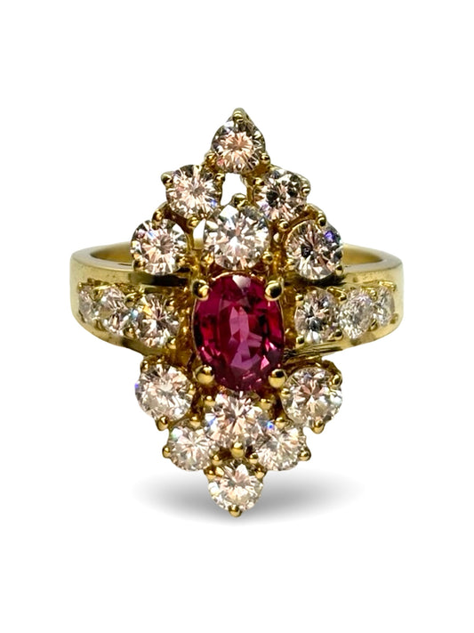 Bague ancienne en or jaune 18K ornée d’un rubis de 1 ct et de diamants totalisant 1,50 ct. Élégante et raffinée, elle séduit par le contraste entre l’intensité du rubis et l’éclat lumineux des diamants. Cette bague vintage au charme intemporel incarne le raffinement joaillier et constitue une pièce précieuse idéale pour enrichir une collection ou marquer une occasion d’exception.