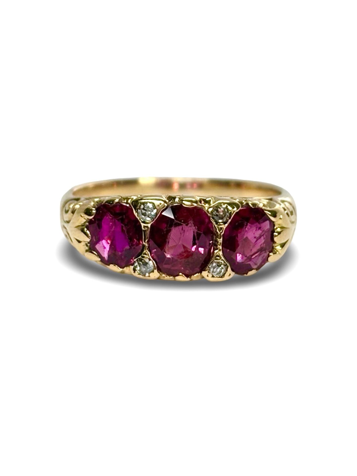 Bague ancienne en or jaune 18K ornée d’un rubis de 2 carats et de diamants totalisant 0,04 ct. Ce bijou raffiné incarne l’élégance et le charme intemporel de la joaillerie ancienne. Le rouge profond du rubis se marie à la brillance délicate des diamants, créant une pièce unique, idéale pour les collectionneurs et les amoureux de bijoux d’exception.
