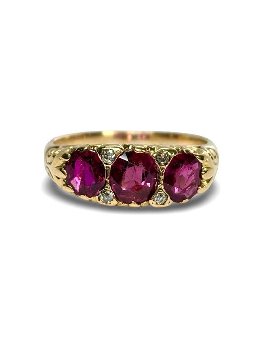 Bague ancienne en or jaune 18K ornée d’un rubis de 2 carats et de diamants totalisant 0,04 ct. Ce bijou raffiné incarne l’élégance et le charme intemporel de la joaillerie ancienne. Le rouge profond du rubis se marie à la brillance délicate des diamants, créant une pièce unique, idéale pour les collectionneurs et les amoureux de bijoux d’exception.