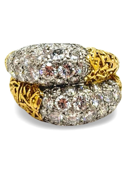 Bague ancienne en or jaune sertie de diamants, au design intemporel et raffiné. Ce bijou vintage se distingue par son élégance classique et la brillance de ses pierres précieuses soigneusement serties. Une bague de caractère, idéale pour les amateurs de joaillerie ancienne, de bijoux authentiques et de pièces uniques au charme historique.