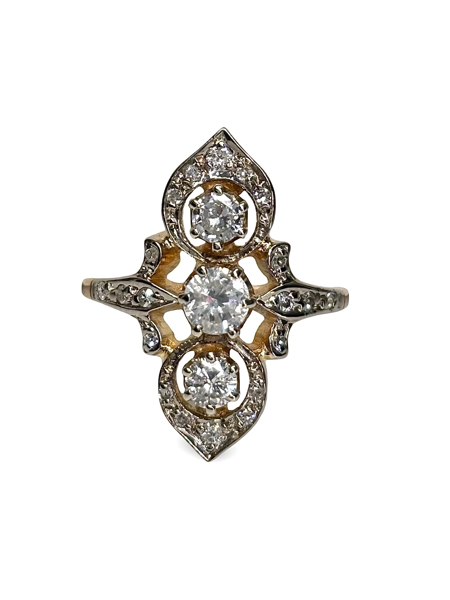 Sublimez votre style avec cette bague ancienne en or jaune sertie de 0,70 ct de diamants. Ce bijou vintage allie charme d’antan et élégance intemporelle, offrant un éclat raffiné qui illumine chaque tenue. Parfaite pour une occasion spéciale ou pour enrichir votre collection, elle incarne l’art joaillier et le prestige du passé.