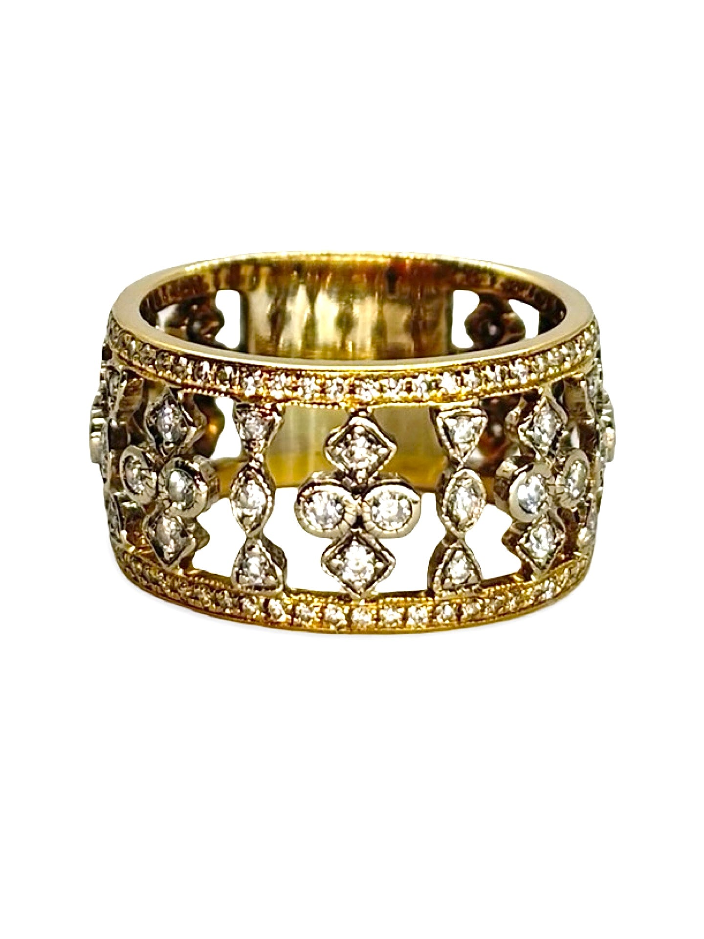 Bague ancienne en or jaune sertie de diamants totalisant 1,30 carat, alliant charme vintage et élégance intemporelle. Son design raffiné met en valeur la brillance des diamants et l’éclat chaleureux de l’or jaune, idéal pour un bijou de prestige, une collection ou une occasion spéciale. Une pièce unique au style authentique.