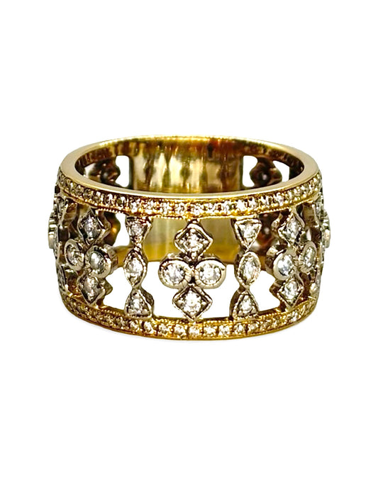 Bague ancienne en or jaune sertie de diamants totalisant 1,30 carat, alliant charme vintage et élégance intemporelle. Son design raffiné met en valeur la brillance des diamants et l’éclat chaleureux de l’or jaune, idéal pour un bijou de prestige, une collection ou une occasion spéciale. Une pièce unique au style authentique.