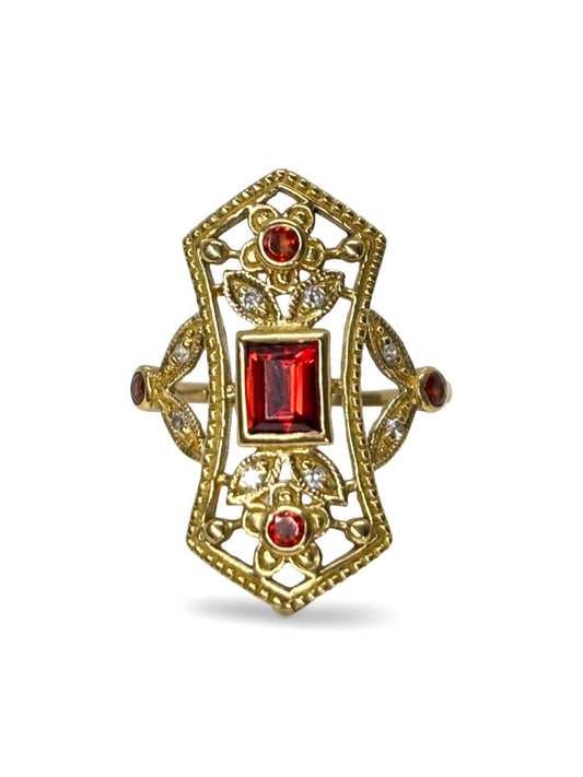 Redécouvrez l’élégance intemporelle avec cette bague ancienne en or jaune, sublimée par de magnifiques grenats et des diamants scintillants. Un bijou au charme rétro qui allie raffinement et authenticité, idéal pour les passionnés de joaillerie vintage et les amateurs de pièces uniques et précieuses.