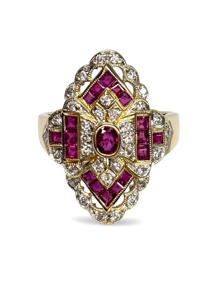 Superbe bague ancienne en or jaune 18 carats, ornée d’un rubis rouge profond de 0,80 ct entouré de 0,20 ct de diamants éclatants. Ce bijou au charme vintage incarne l’élégance intemporelle et la richesse des pierres précieuses. Idéal pour les amatrices de pièces uniques au style rétro.