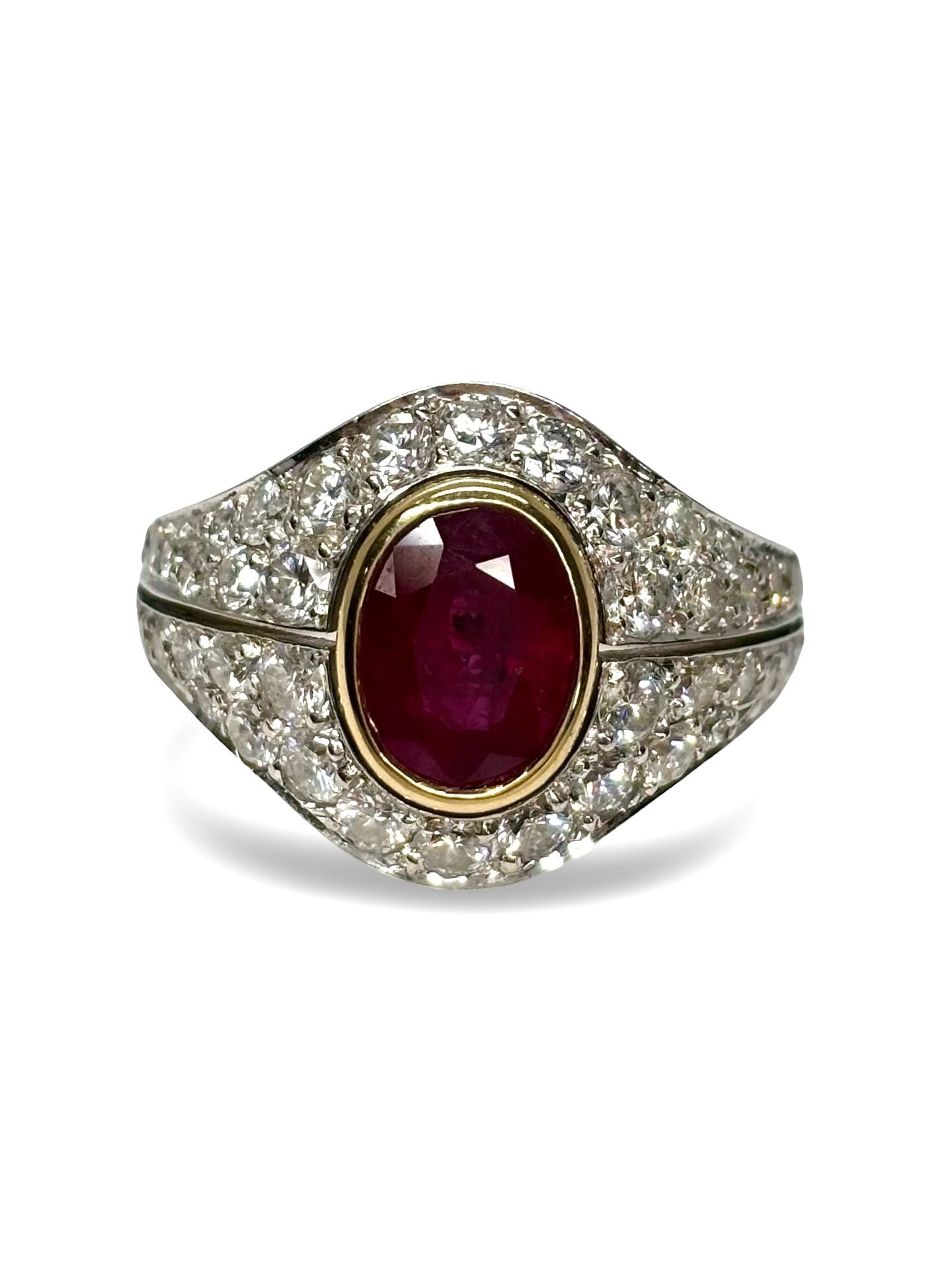 Majestueuse bague ancienne en or jaune 18 carats, sublimée par un rubis profond de 1,5 ct et entourée de 1 ct de diamants éclatants. Ce bijou d’époque au charme intemporel incarne l’élégance et la noblesse des pierres précieuses. Parfaite pour les passionnés de pièces rares et raffinées.