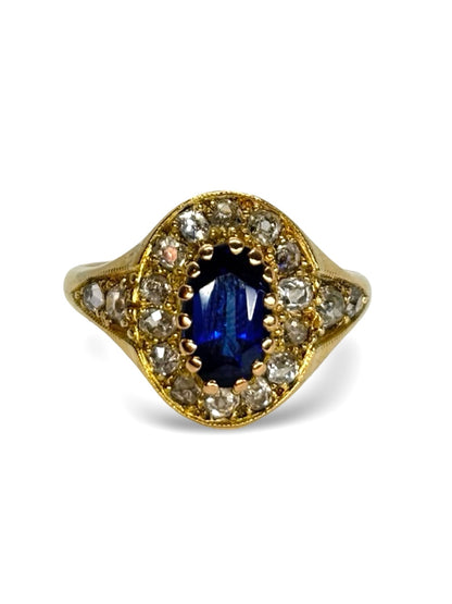 Bague ancienne en or jaune sublimée par un saphir naturel de 1,3 carat et des diamants totalisant 0,50 carat. Ce bijou vintage incarne le charme intemporel et le raffinement de la joaillerie d’époque. L’éclat chaud de l’or jaune s’accorde parfaitement à la profondeur du saphir et à la brillance délicate des diamants.