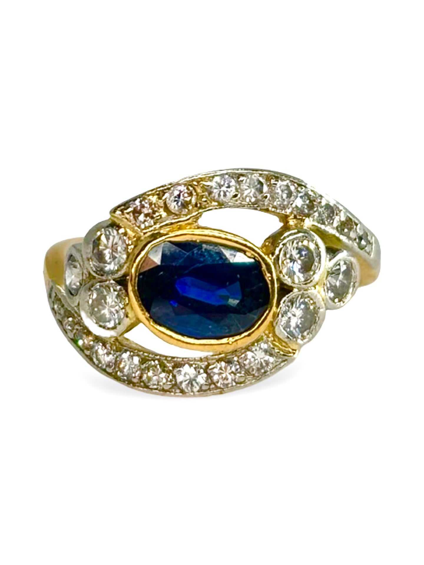 Bague ancienne en or jaune 18 carats ornée d’un saphir de 1 carat et de diamants totalisant 0,30 carat. Son design vintage met en valeur l’éclat profond du saphir et la brillance subtile des diamants. Élégante et intemporelle, cette bague d’époque séduit les amateurs de bijoux anciens et de pièces uniques au charme raffiné et authentique.