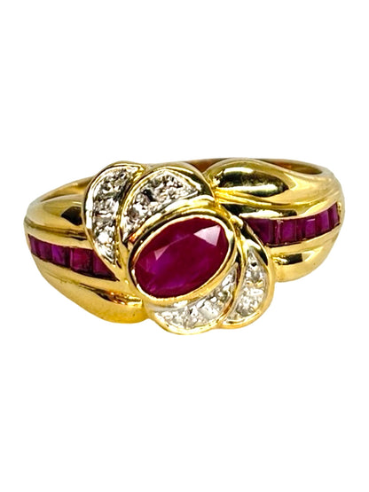 Bague ancienne en or jaune 18 carats ornée de saphirs totalisant 1 carat et de diamants pour un poids total de 0,08 carat. Son design d’inspiration vintage met en valeur l’intensité du bleu profond des saphirs, sublimée par l’éclat délicat des diamants. Élégante et intemporelle, cette bague de caractère séduira les amateurs de bijoux anciens et de pièces uniques chargées d’histoire.