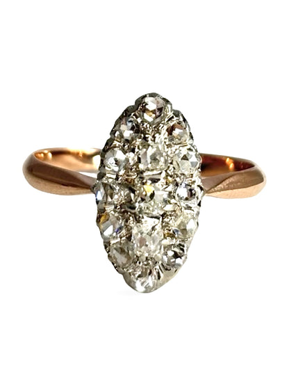 Bague ancienne en or rose 18 carats sertie de diamants totalisant 0,50 carat. Son design vintage met en valeur l’éclat raffiné des pierres et la chaleur délicate de l’or rose. Élégante et intemporelle, cette bague d’époque séduit par son charme authentique et son style unique, idéale pour les amateurs de bijoux anciens et de pièces précieuses chargées d’histoire.