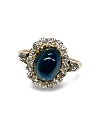 Bague ancienne en or rose sertie d’un superbe saphir cabochon de 3,5 carats, entouré de diamants pour un total de 0,60 carat. Ce bijou vintage allie élégance et raffinement, symbole d’un savoir-faire joaillier d’exception. Une pièce unique qui séduit par l’éclat doux de l’or rose et la profondeur bleue du saphir naturel.