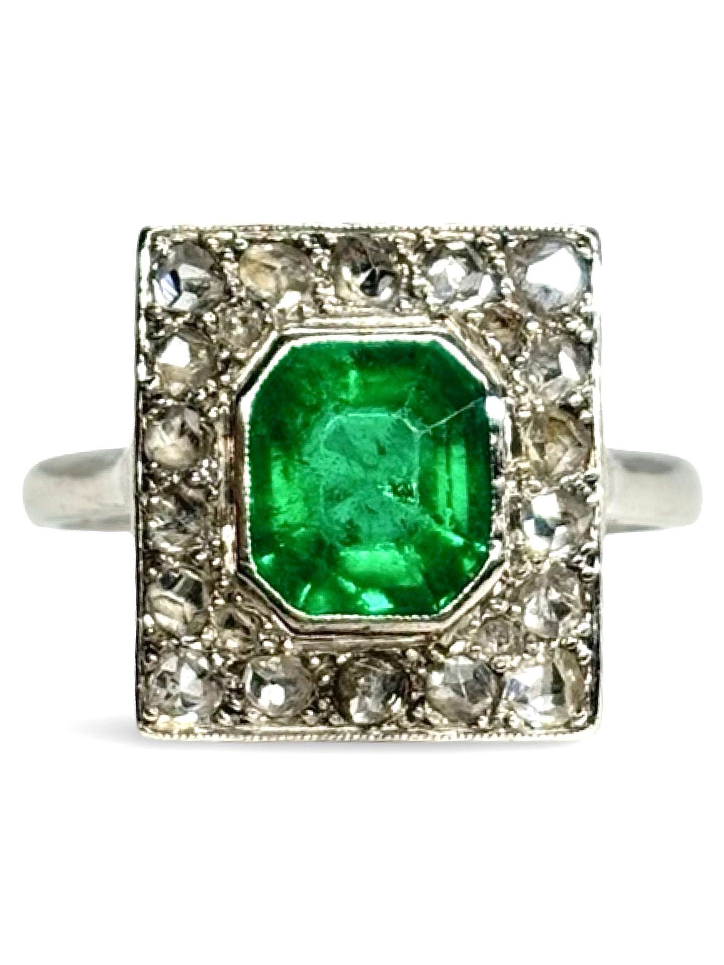 Bague ancienne en platine ornée d’une émeraude naturelle de 1,20 carat, accompagnée de diamants pour un total de 0,30 carat. Bijou ancien raffiné au style vintage, mettant en valeur une pierre verte intense et un sertissage élégant. Idéale pour les amateurs de joaillerie ancienne, de bagues en platine et de pierres précieuses authentiques.