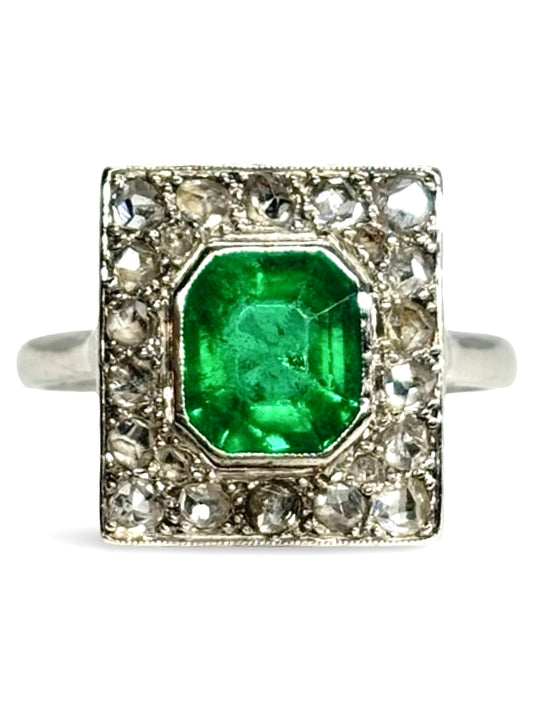 Bague ancienne en platine ornée d’une émeraude naturelle de 1,20 carat, accompagnée de diamants pour un total de 0,30 carat. Bijou ancien raffiné au style vintage, mettant en valeur une pierre verte intense et un sertissage élégant. Idéale pour les amateurs de joaillerie ancienne, de bagues en platine et de pierres précieuses authentiques.