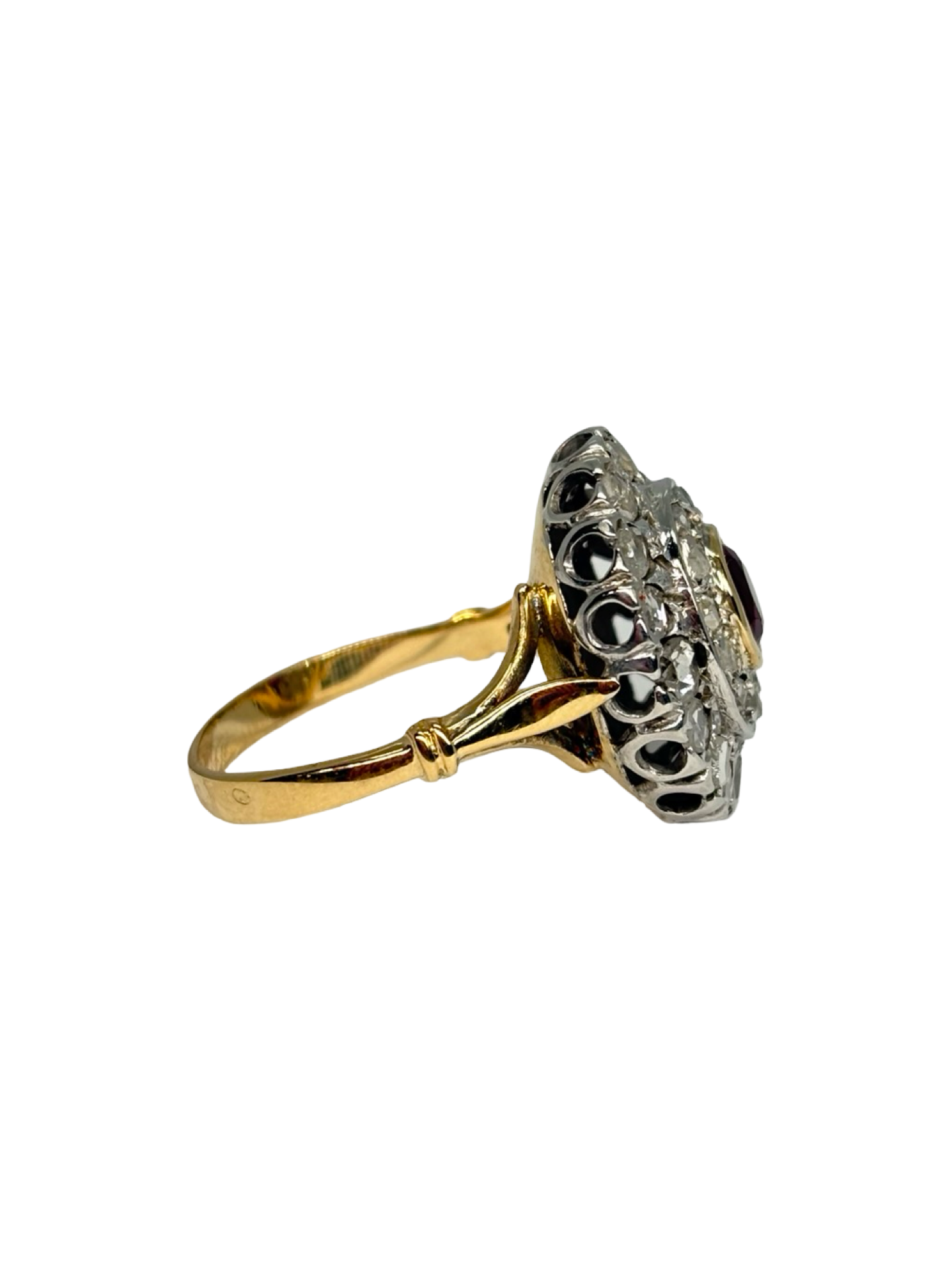 Bague ancienne en or jaune 18K (750/1000) sertie d'un rubis birman naturel d'environ 1 ct, accompagné de diamants naturels de taille rose. Cette bague vintage séduit par son élégance intemporelle, son style raffiné et la profondeur de son rubis. Elle est accompagnée d'un certificat de gemmologie Bellerophon et constitue un bijou ancien idéal pour une collection, un cadeau ou une bague de caractère alliant authenticité et savoir-faire.
