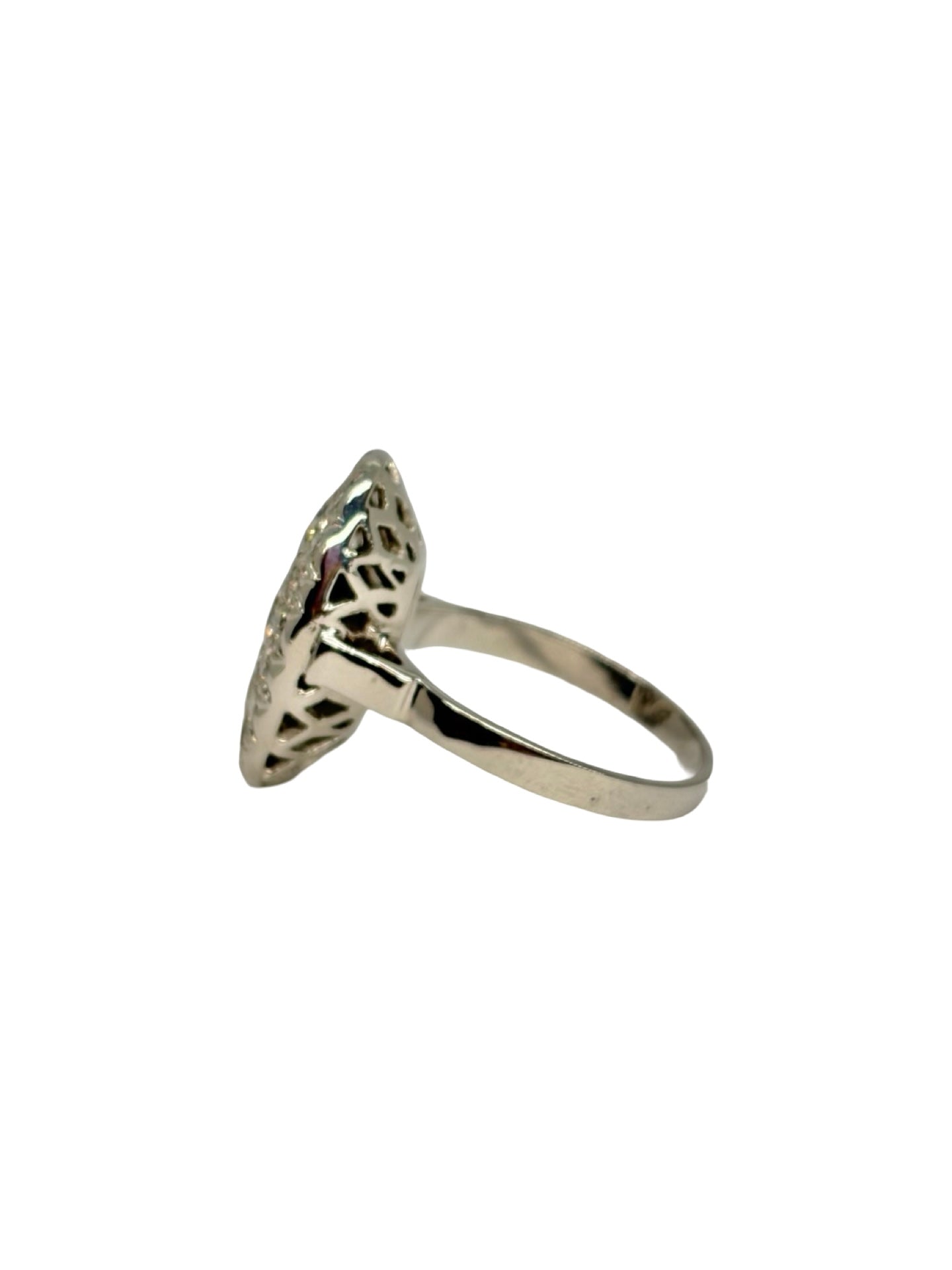 Superbe bague ancienne en or blanc 18K (750/1000) ornée de précieux diamants pour un poids total de 1,40 carat. Ce bijou vintage d'exception se distingue par son travail d'orfèvrerie raffiné et la pureté de son or blanc, offrant un éclat intemporel et élégant. En très bon état, cette bague de caractère associe le charme du style ancien à une brillance remarquable. Une pièce de haute joaillerie idéale pour enrichir une collection ou célébrer une occasion spéciale.
