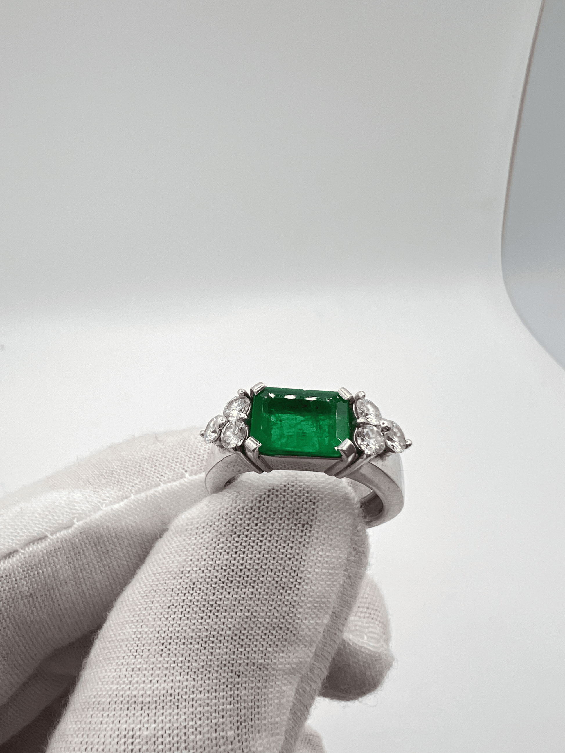 Sublimez votre style avec cette magnifique bague sertie d'une émeraude de 2,40 carats, sublimée par 0,60 carat de diamants étincelants. Un bijou d’exception, livré dans un écrin raffiné, idéal pour une occasion spéciale ou pour offrir un cadeau inoubliable.