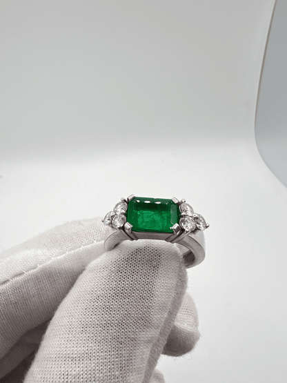 Sublimez votre style avec cette magnifique bague sertie d'une émeraude de 2,40 carats, sublimée par 0,60 carat de diamants étincelants. Un bijou d’exception, livré dans un écrin raffiné, idéal pour une occasion spéciale ou pour offrir un cadeau inoubliable.
