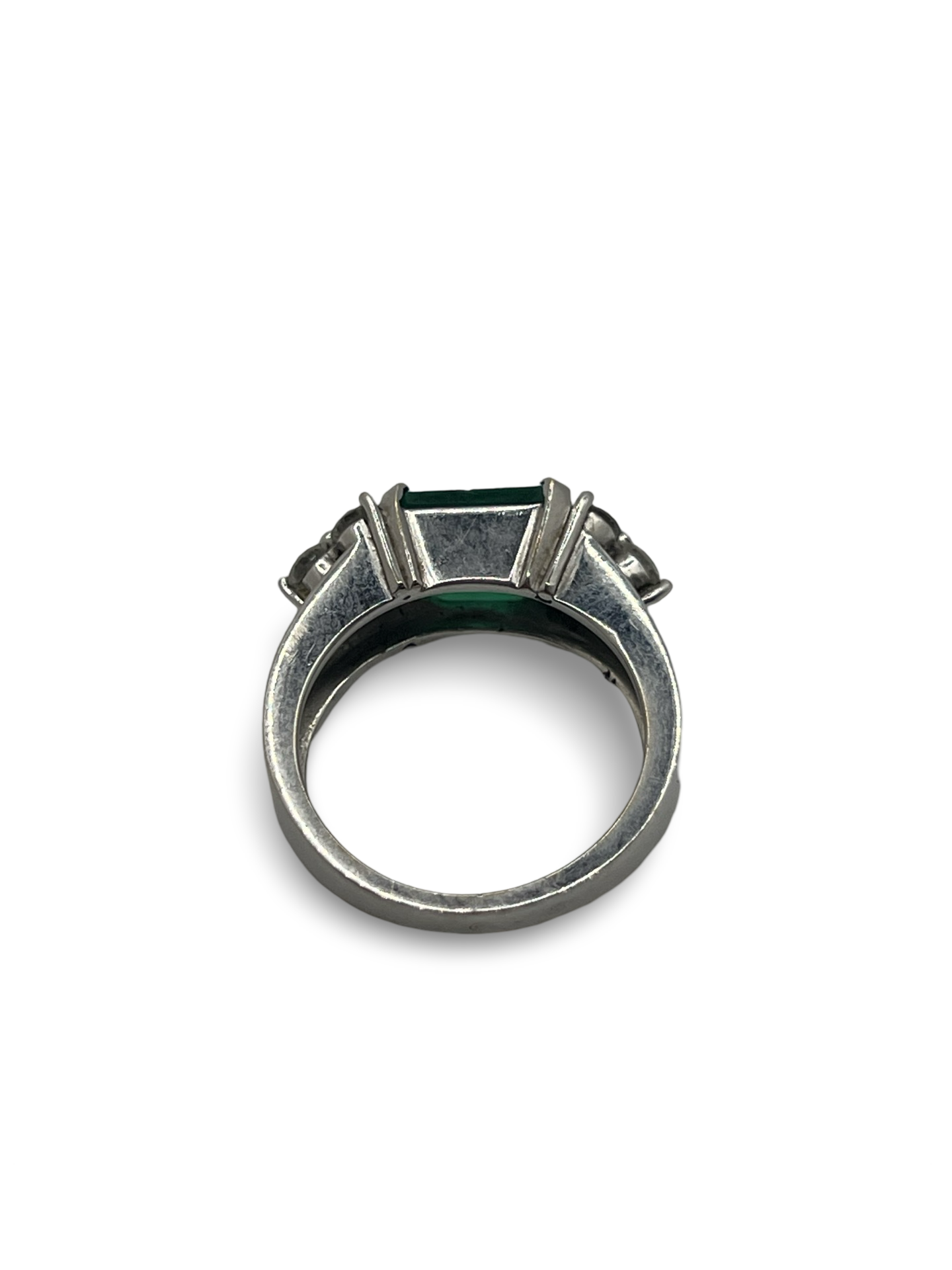 Sublimez votre style avec cette magnifique bague sertie d'une émeraude de 2,40 carats, sublimée par 0,60 carat de diamants étincelants. Un bijou d’exception, livré dans un écrin raffiné, idéal pour une occasion spéciale ou pour offrir un cadeau inoubliable.