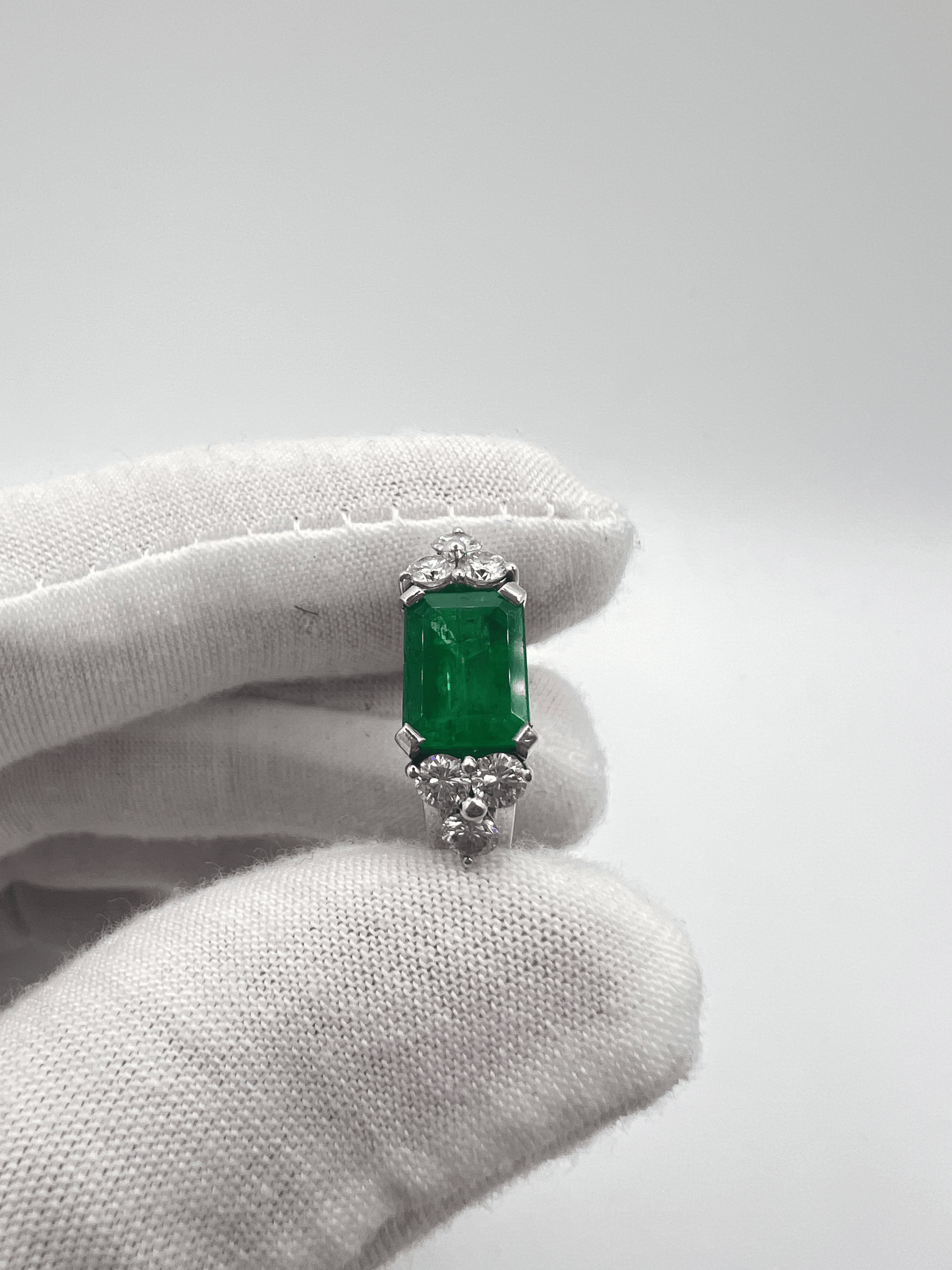Sublimez votre style avec cette magnifique bague sertie d'une émeraude de 2,40 carats, sublimée par 0,60 carat de diamants étincelants. Un bijou d’exception, livré dans un écrin raffiné, idéal pour une occasion spéciale ou pour offrir un cadeau inoubliable.
