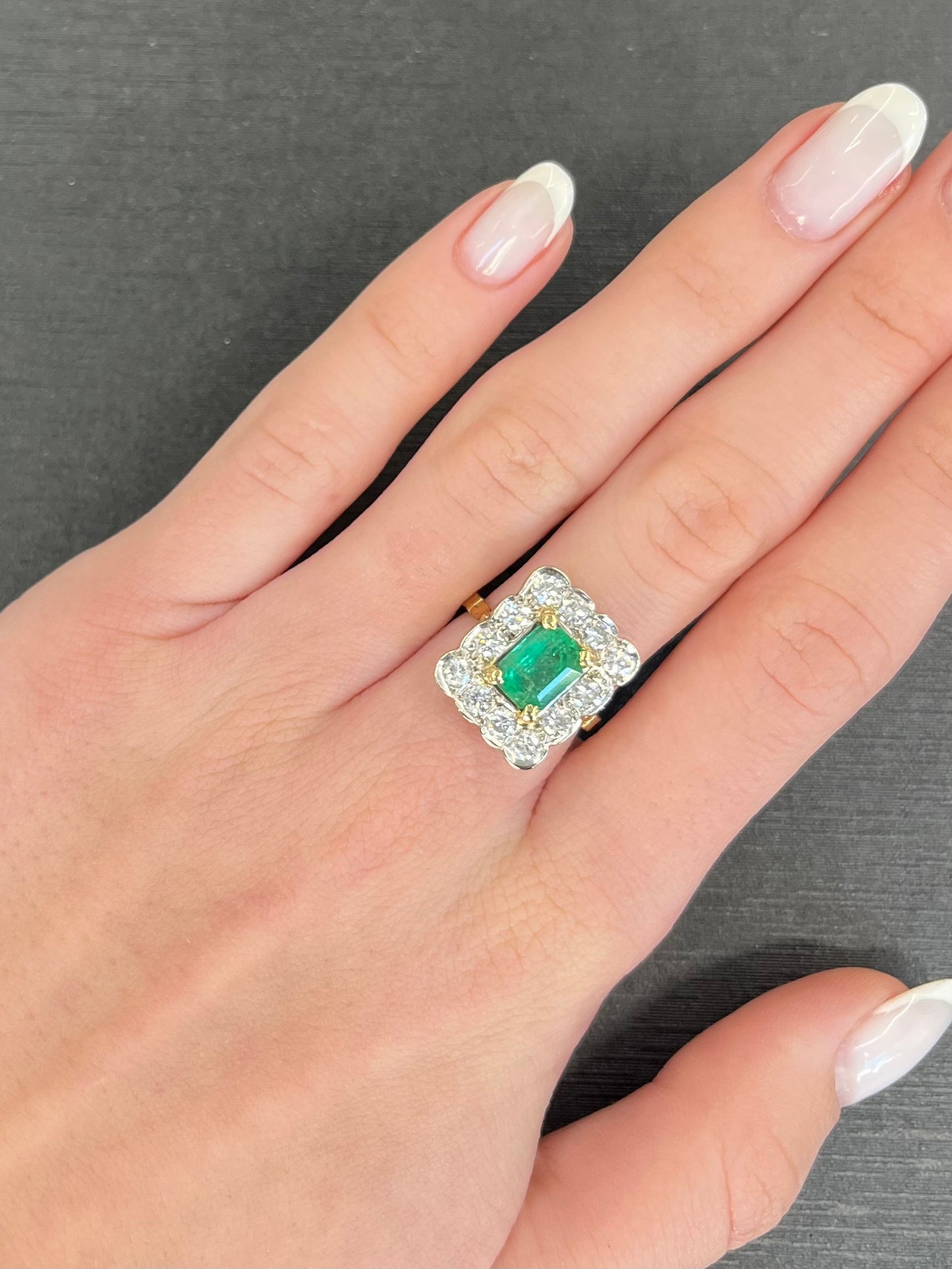 Succombez au charme de cette bague en or jaune et or blanc, sublimée par une somptueuse émeraude et des diamants scintillants, pour un total de 1,2 ct. Un bijou raffiné qui joue sur les contrastes des métaux précieux pour mettre en valeur l’éclat naturel des pierres. Idéale pour une occasion spéciale ou pour apporter une touche d’élégance unique à votre collection.