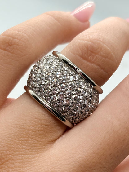 Bague dôme en or blanc 18K, sertie de diamants naturels pour un poids total d’environ 7 carats. Son design bombé et volumineux met en valeur l’éclat des diamants et la finesse de l’or blanc 18 carats. Cette bague de joaillerie se distingue par sa silhouette élégante, son volume généreux et son style intemporel. Une pièce précieuse et lumineuse, idéale pour sublimer une tenue et apporter une touche raffinée au quotidien.