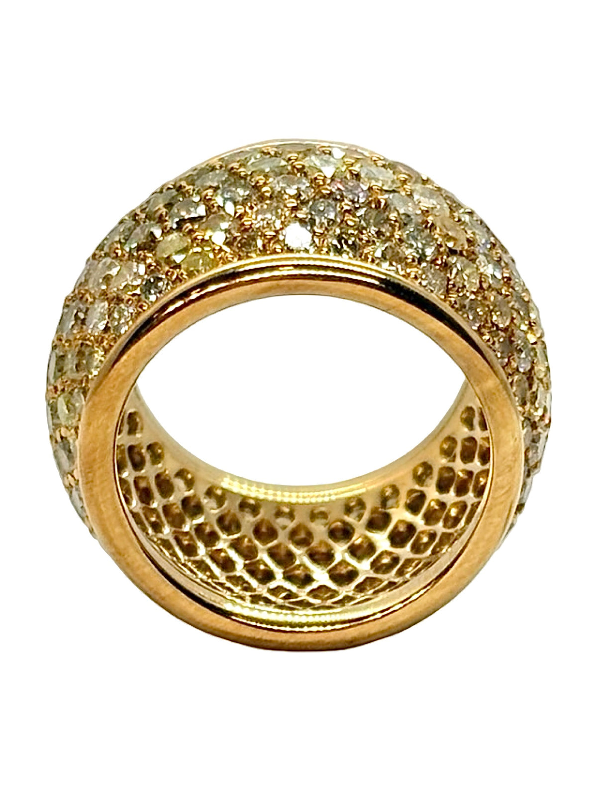 Bague dôme en or jaune 18K sublimée par un ensemble de diamants naturels pour un poids total d’environ 7 carats. Son design bombé et généreux met en valeur l’éclat des diamants et la chaleur de l’or jaune 18 carats. Cette bague de joaillerie offre une présence remarquable au doigt tout en conservant une allure élégante et raffinée. Une pièce précieuse et lumineuse, idéale pour les amateurs de bijoux d’exception.