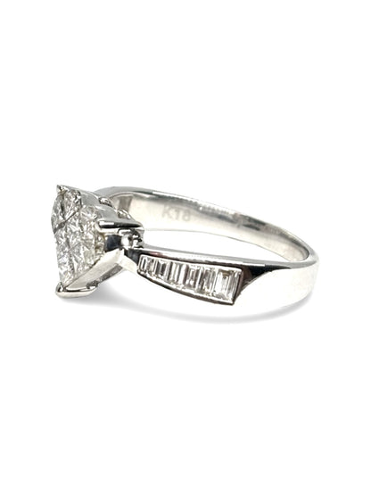 Solitaire cœur en or blanc 18 carats sublimé par un sertissage de diamants totalisant 0,79 carat. Cette bague élégante et romantique associe l’éclat de l’or blanc à la brillance des diamants pour un rendu raffiné. Un bijou intemporel, idéal pour célébrer un engagement, un anniversaire ou une occasion spéciale.
