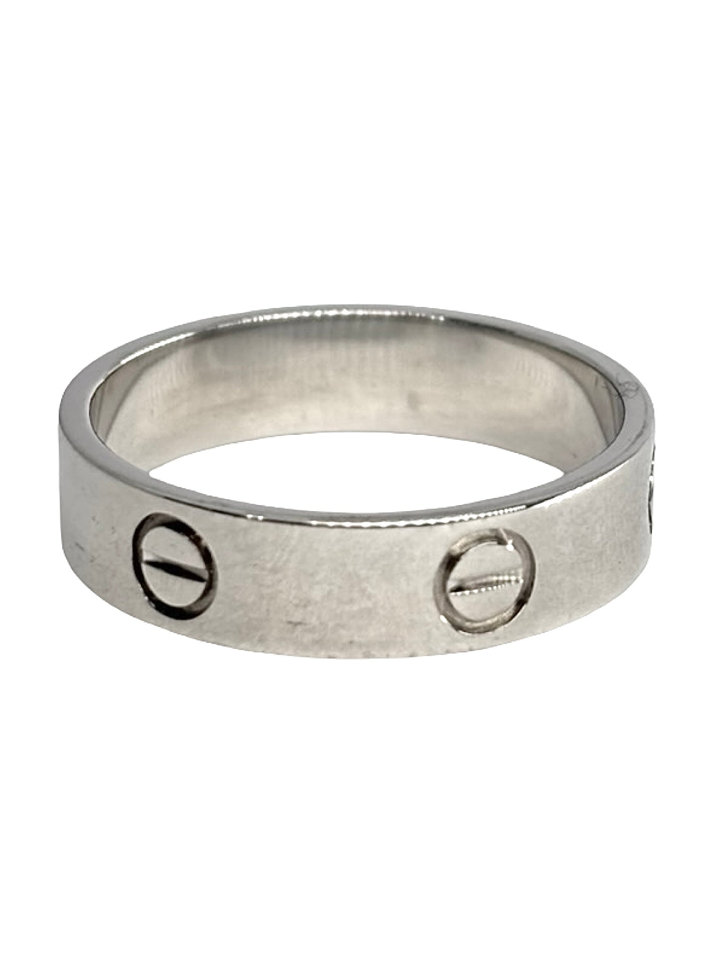 Bague Love ring en or blanc 18 carats signée Cartier. Son design épuré, rythmé par les célèbres motifs vis emblématiques de la collection Love, incarne l’engagement et l’élégance intemporelle. Icône de la joaillerie contemporaine, cet anneau raffiné se porte seul ou en accumulation pour sublimer la main avec modernité et distinction.