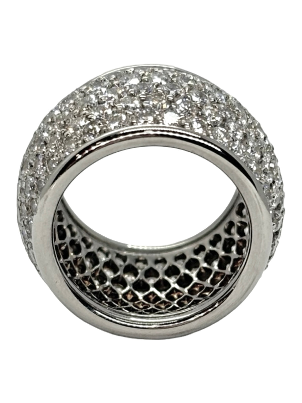 Bague dôme en or blanc 18K, sertie de diamants naturels pour un poids total d’environ 7 carats. Son design bombé et volumineux met en valeur l’éclat des diamants et la finesse de l’or blanc 18 carats. Cette bague de joaillerie se distingue par sa silhouette élégante, son volume généreux et son style intemporel. Une pièce précieuse et lumineuse, idéale pour sublimer une tenue et apporter une touche raffinée au quotidien.