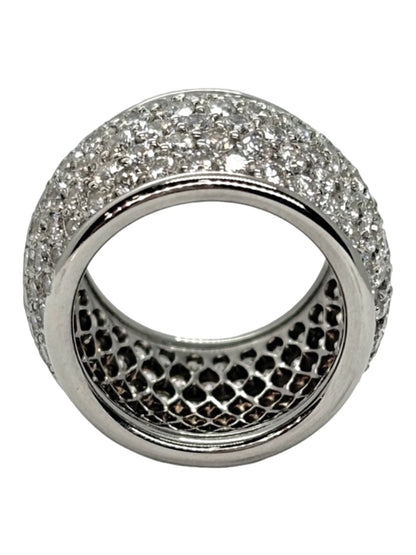Bague dôme en or blanc 18K, sertie de diamants naturels pour un poids total d’environ 7 carats. Son design bombé et volumineux met en valeur l’éclat des diamants et la finesse de l’or blanc 18 carats. Cette bague de joaillerie se distingue par sa silhouette élégante, son volume généreux et son style intemporel. Une pièce précieuse et lumineuse, idéale pour sublimer une tenue et apporter une touche raffinée au quotidien.