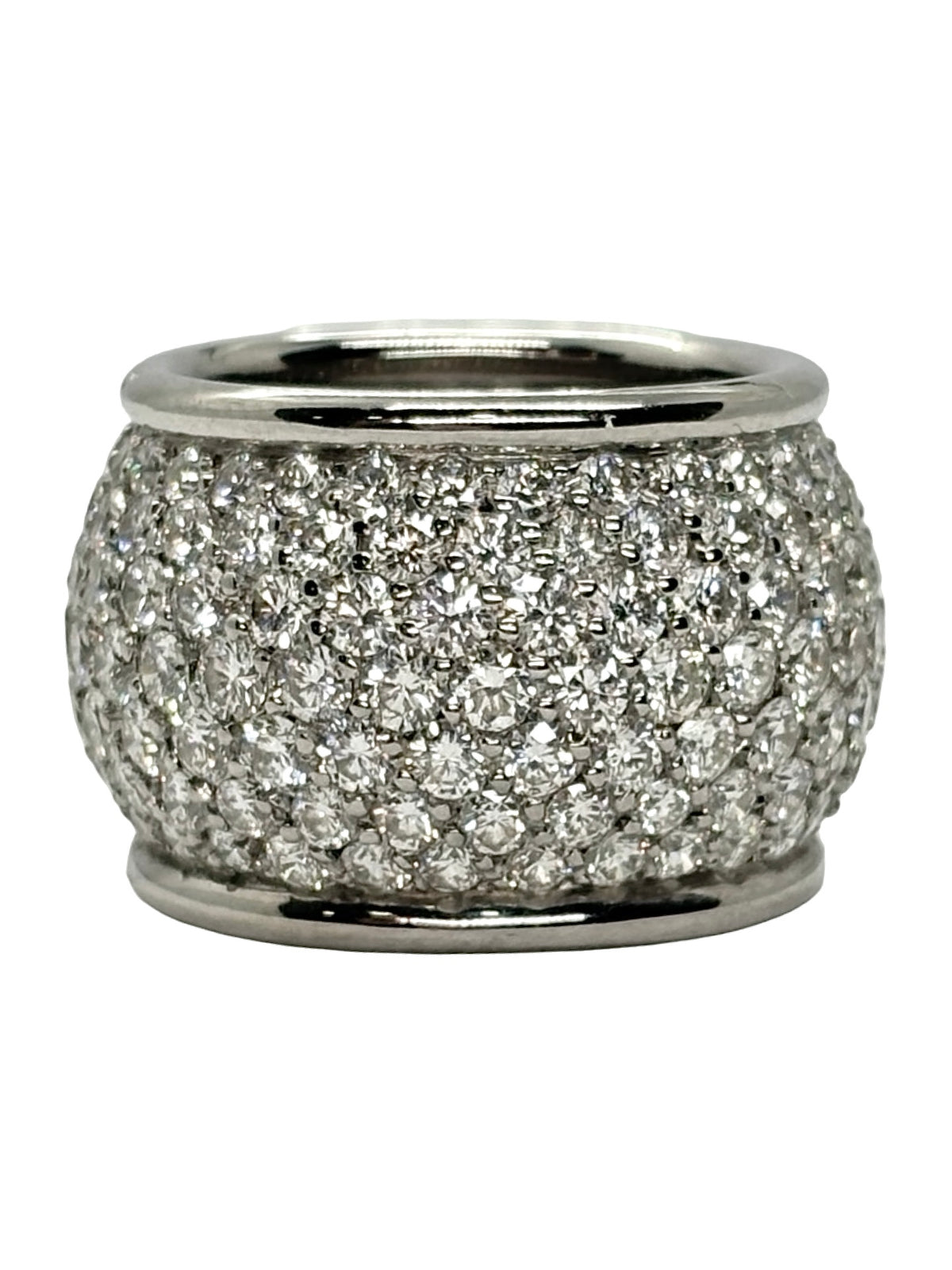 Bague dôme en or blanc 18K, sertie de diamants naturels pour un poids total d’environ 7 carats. Son design bombé et volumineux met en valeur l’éclat des diamants et la finesse de l’or blanc 18 carats. Cette bague de joaillerie se distingue par sa silhouette élégante, son volume généreux et son style intemporel. Une pièce précieuse et lumineuse, idéale pour sublimer une tenue et apporter une touche raffinée au quotidien.