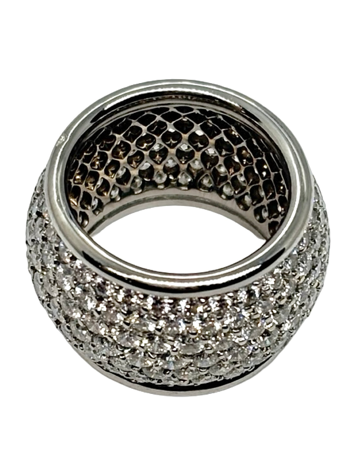 Bague dôme en or blanc 18K, sertie de diamants naturels pour un poids total d’environ 7 carats. Son design bombé et volumineux met en valeur l’éclat des diamants et la finesse de l’or blanc 18 carats. Cette bague de joaillerie se distingue par sa silhouette élégante, son volume généreux et son style intemporel. Une pièce précieuse et lumineuse, idéale pour sublimer une tenue et apporter une touche raffinée au quotidien.