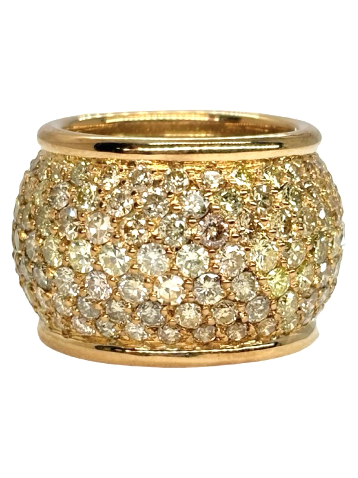 Bague dôme en or jaune 18K sublimée par un ensemble de diamants naturels pour un poids total d’environ 7 carats. Son design bombé et généreux met en valeur l’éclat des diamants et la chaleur de l’or jaune 18 carats. Cette bague de joaillerie offre une présence remarquable au doigt tout en conservant une allure élégante et raffinée. Une pièce précieuse et lumineuse, idéale pour les amateurs de bijoux d’exception.