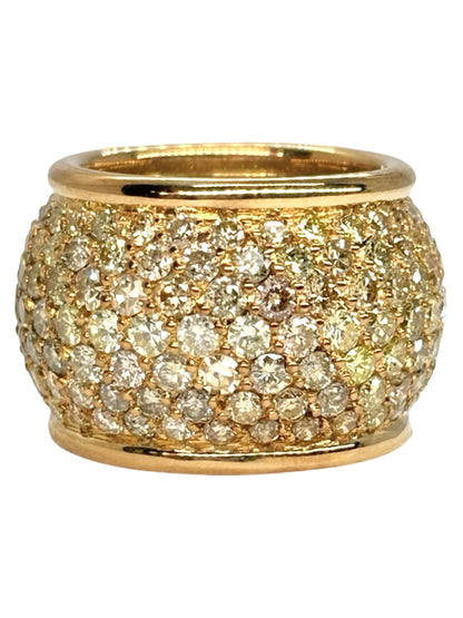 Bague dôme en or jaune 18K sublimée par un ensemble de diamants naturels pour un poids total d’environ 7 carats. Son design bombé et généreux met en valeur l’éclat des diamants et la chaleur de l’or jaune 18 carats. Cette bague de joaillerie offre une présence remarquable au doigt tout en conservant une allure élégante et raffinée. Une pièce précieuse et lumineuse, idéale pour les amateurs de bijoux d’exception.