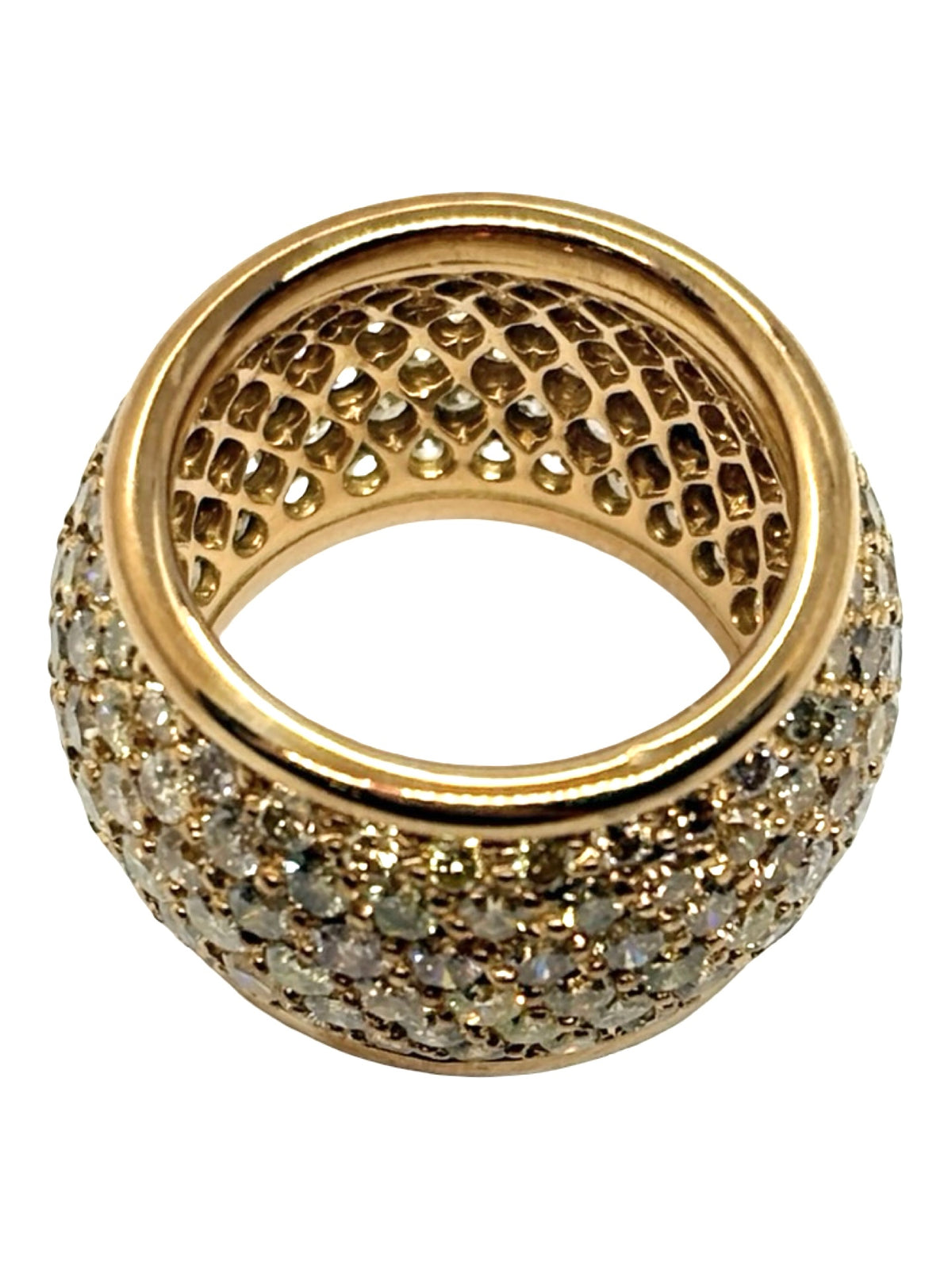 Bague dôme en or jaune 18K sublimée par un ensemble de diamants naturels pour un poids total d’environ 7 carats. Son design bombé et généreux met en valeur l’éclat des diamants et la chaleur de l’or jaune 18 carats. Cette bague de joaillerie offre une présence remarquable au doigt tout en conservant une allure élégante et raffinée. Une pièce précieuse et lumineuse, idéale pour les amateurs de bijoux d’exception.