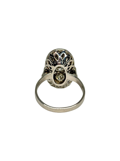Superbe bague ancienne en or blanc 18K (750/1000) ornée de précieux diamants pour un poids total de 1,40 carat. Ce bijou vintage d'exception se distingue par son travail d'orfèvrerie raffiné et la pureté de son or blanc, offrant un éclat intemporel et élégant. En très bon état, cette bague de caractère associe le charme du style ancien à une brillance remarquable. Une pièce de haute joaillerie idéale pour enrichir une collection ou célébrer une occasion spéciale.