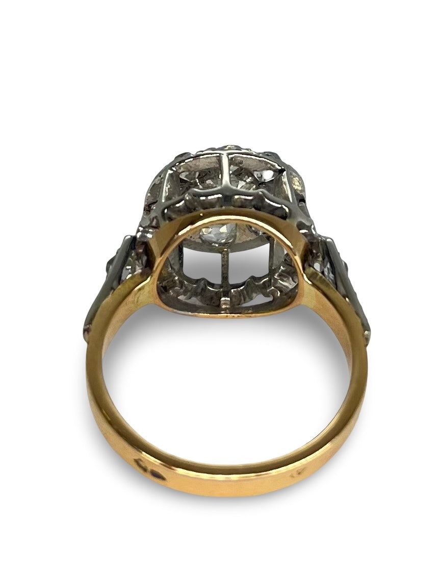 Bague vintage en or jaune et platine, sertie de diamants d’un poids total de 1,1 carat. Ce bijou raffiné allie l’élégance du style ancien à l’éclat des pierres précieuses. Idéal pour sublimer une main avec distinction, ce modèle incarne le charme intemporel et le savoir-faire joaillier.