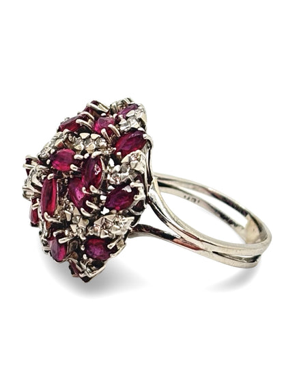 Bague ancienne en or blanc sertie de diamants totalisant 0,35 carat et de rubis. Ce bijou vintage séduit par son élégance intemporelle et l’harmonie entre l’éclat des diamants et la profondeur du rubis. Une bague de caractère, idéale pour les amateurs de joaillerie ancienne, de pierres précieuses et de pièces uniques au charme authentique.