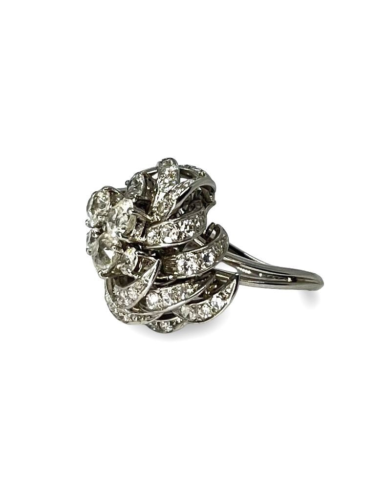 Somptueuse bague ancienne en or et platine, sublimée par 2,90 carats de diamants étincelants. Une pièce d’exception au style intemporel, mêlant le charme de l’ancien à l’éclat précieux du diamant. Bijou de caractère idéal pour une collection raffinée ou un moment inoubliable.