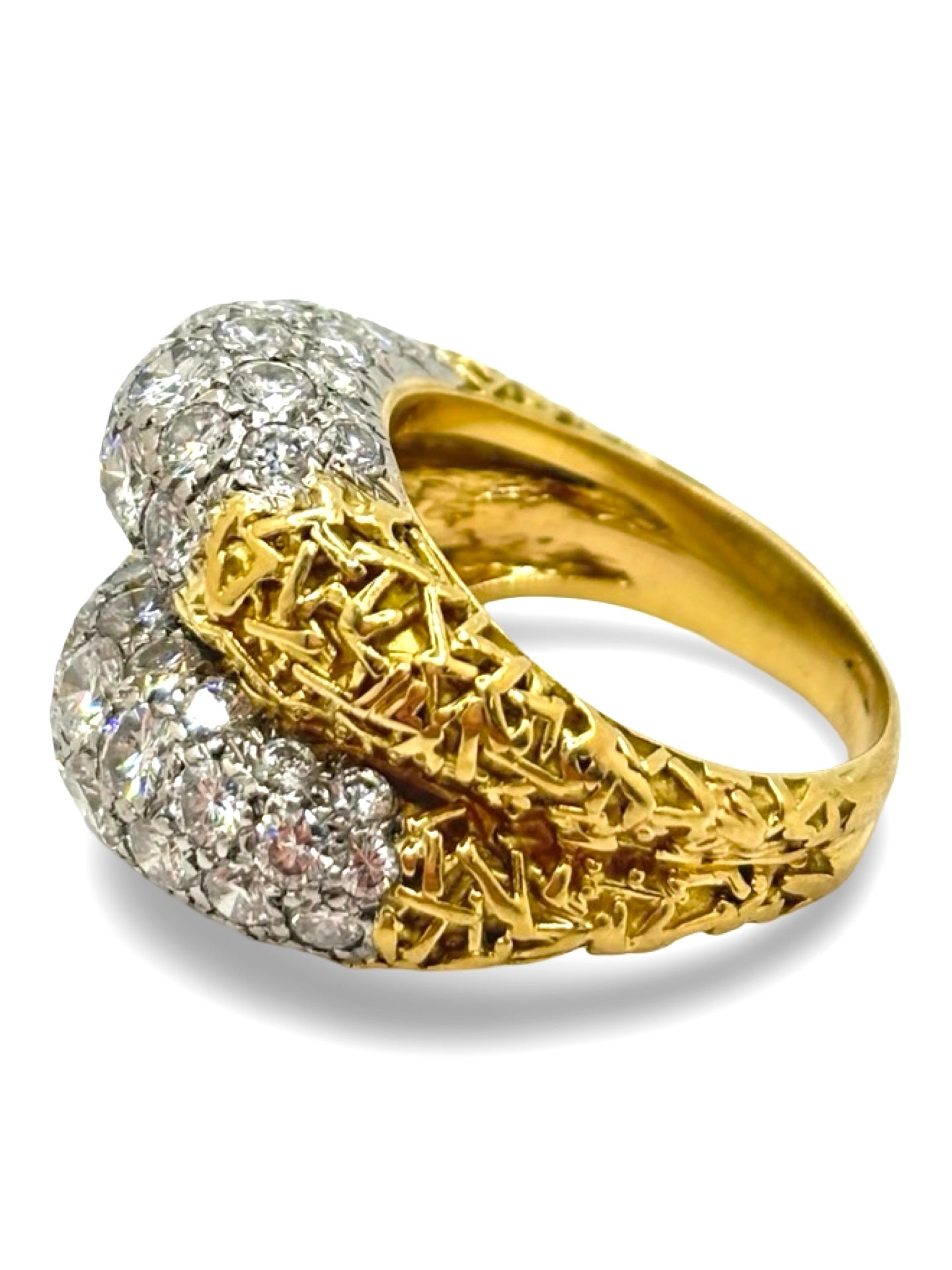 Bague ancienne en or jaune sertie de diamants, au design intemporel et raffiné. Ce bijou vintage se distingue par son élégance classique et la brillance de ses pierres précieuses soigneusement serties. Une bague de caractère, idéale pour les amateurs de joaillerie ancienne, de bijoux authentiques et de pièces uniques au charme historique.