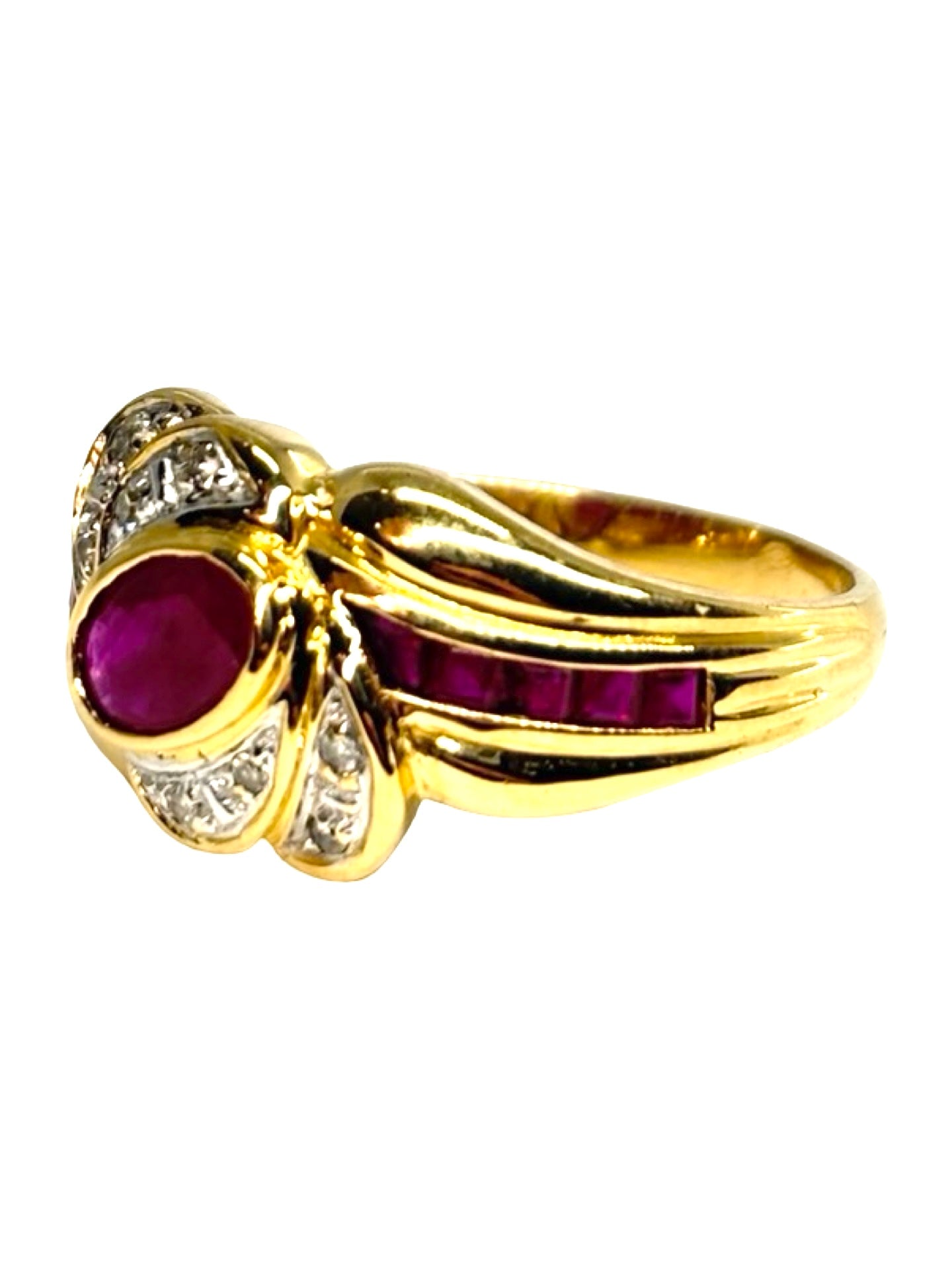 Bague ancienne en or jaune 18 carats ornée de saphirs totalisant 1 carat et de diamants pour un poids total de 0,08 carat. Son design d’inspiration vintage met en valeur l’intensité du bleu profond des saphirs, sublimée par l’éclat délicat des diamants. Élégante et intemporelle, cette bague de caractère séduira les amateurs de bijoux anciens et de pièces uniques chargées d’histoire.