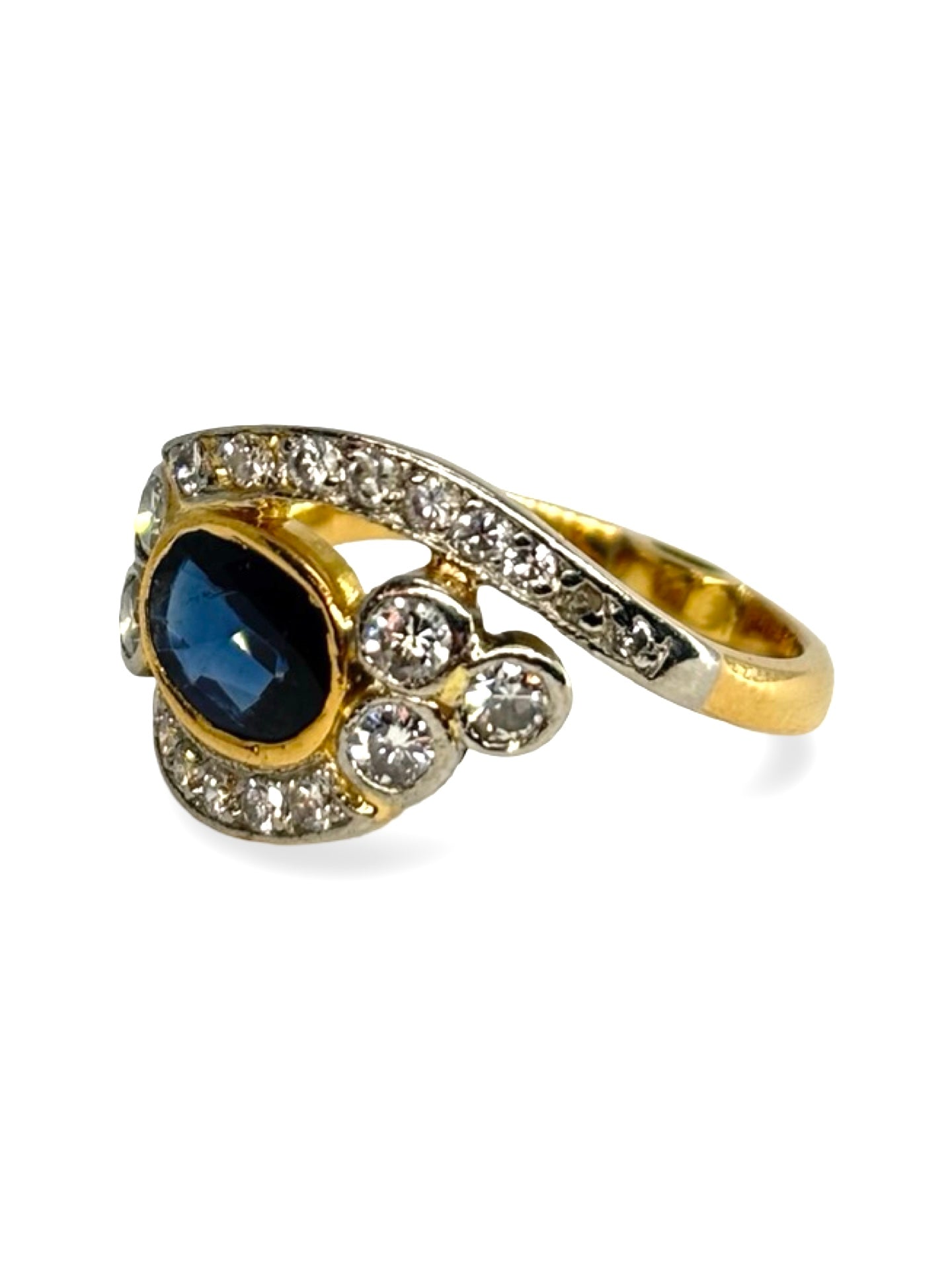 Bague ancienne en or jaune 18 carats ornée d’un saphir de 1 carat et de diamants totalisant 0,30 carat. Son design vintage met en valeur l’éclat profond du saphir et la brillance subtile des diamants. Élégante et intemporelle, cette bague d’époque séduit les amateurs de bijoux anciens et de pièces uniques au charme raffiné et authentique.