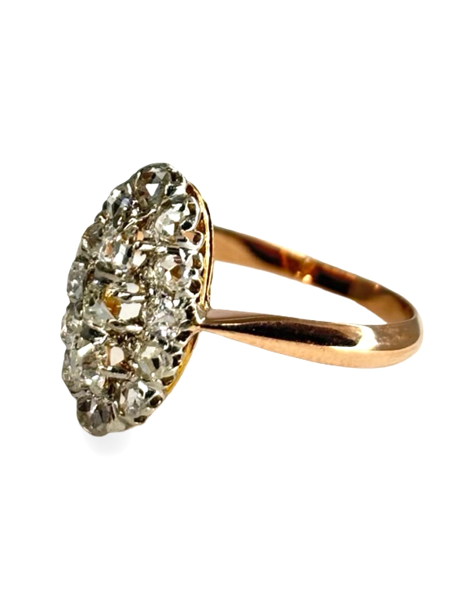 Bague ancienne en or rose 18 carats sertie de diamants totalisant 0,50 carat. Son design vintage met en valeur l’éclat raffiné des pierres et la chaleur délicate de l’or rose. Élégante et intemporelle, cette bague d’époque séduit par son charme authentique et son style unique, idéale pour les amateurs de bijoux anciens et de pièces précieuses chargées d’histoire.